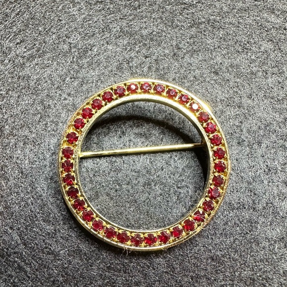 Vintage LaMode Karatclad Gold Setting Deep Red Garnet Prong Set Circle Brooch - Picture 1 of 3